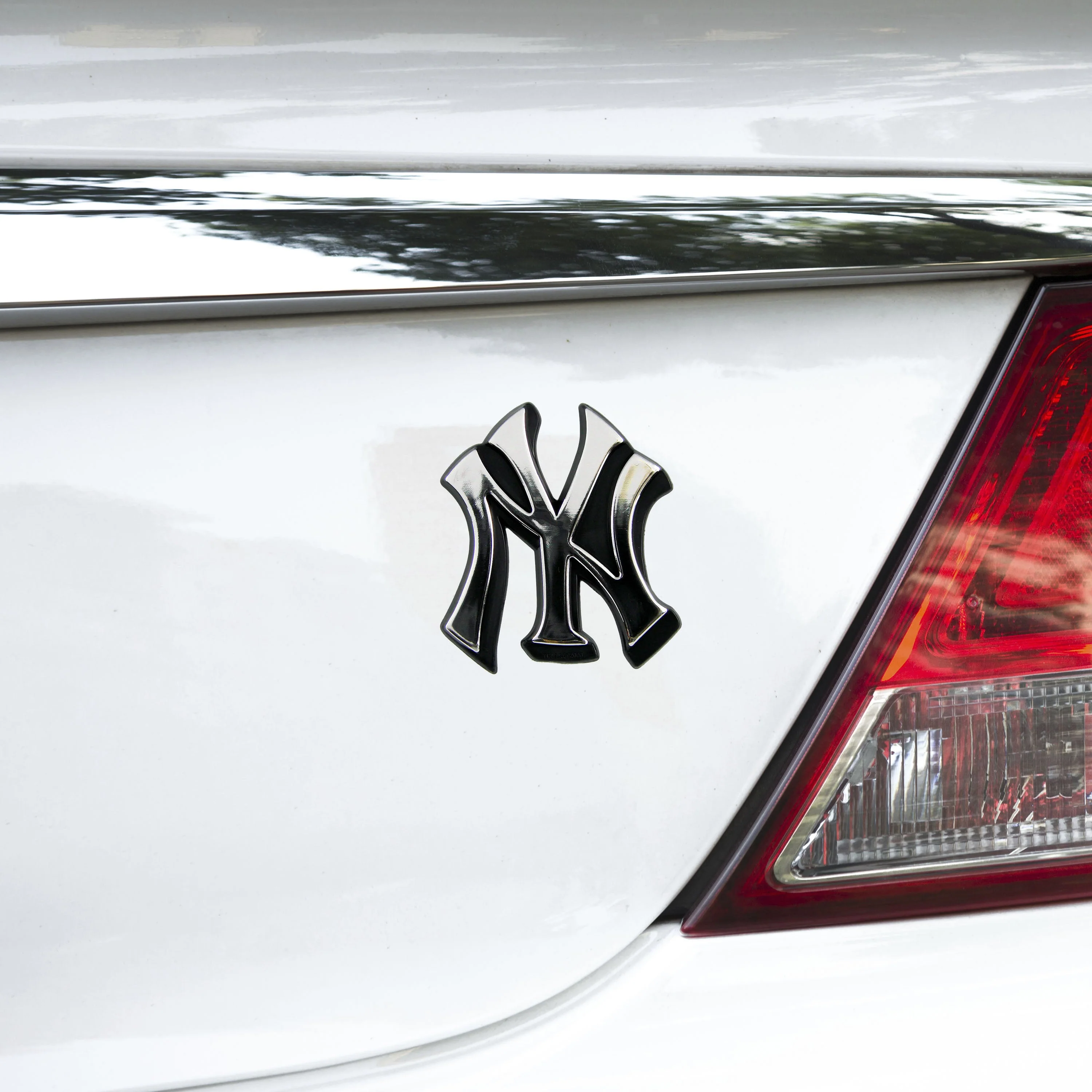 MLB - New York Yankees Plastic Chrome Emblem - Image 2