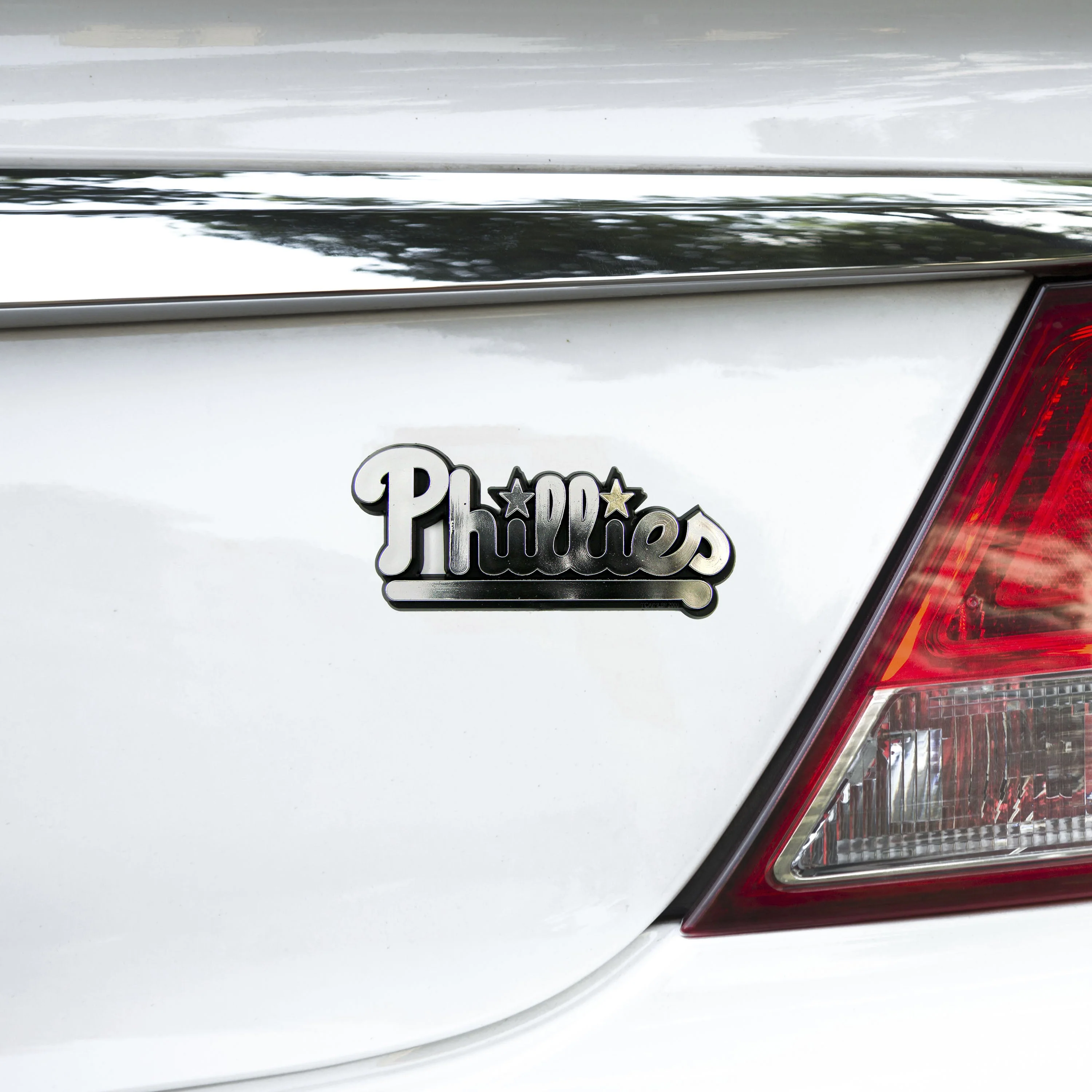 MLB - Philadelphia Phillies Plastic Chrome Emblem - Image 2